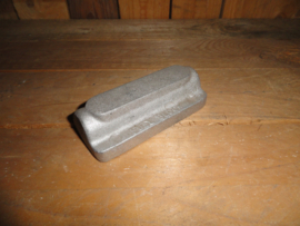 reproduction fuel block  , cast aluminium .  " EDELBROCK  "