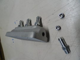 reproduction fuel block  , cast aluminium .  " EDELBROCK  "