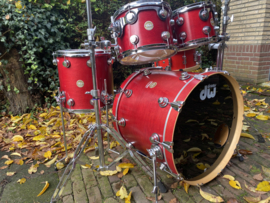 DW COLLECTOR satin red oil, golden badge 22-10-12-14fl...2499,-