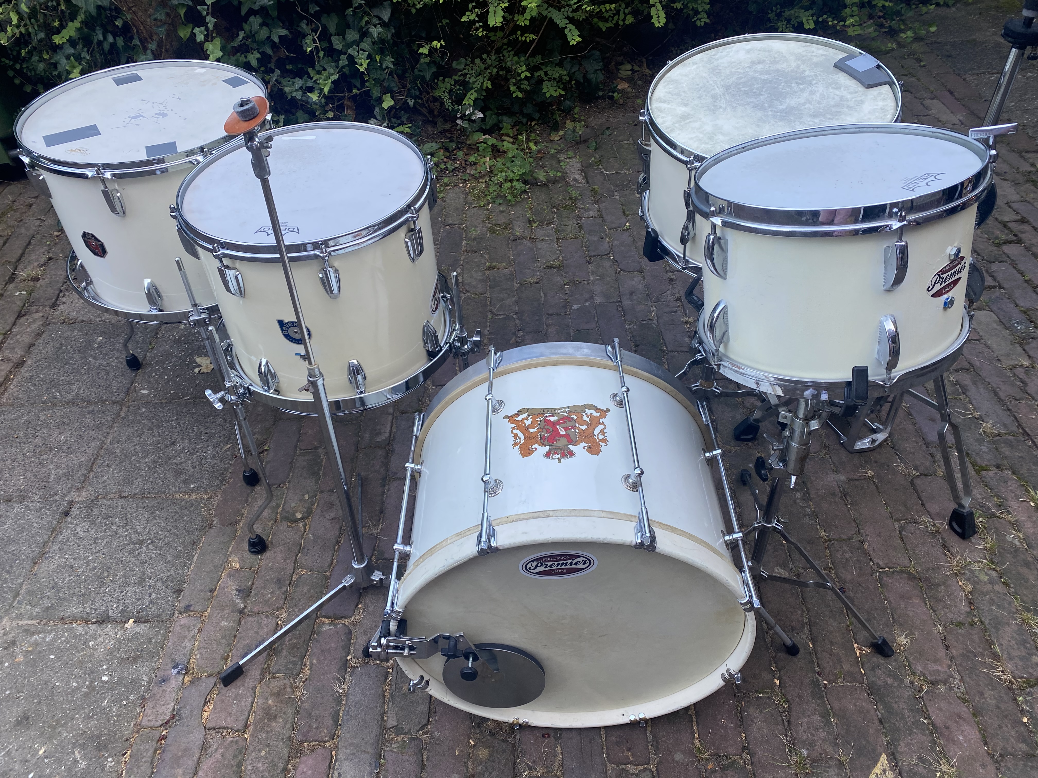 BEVERLEY-Premier vintage bopset crêmewit: 18-12-14f-16f en 14 Premier sn. ...695,-..en...BEVERLEY brass timbale set op stand 149,-