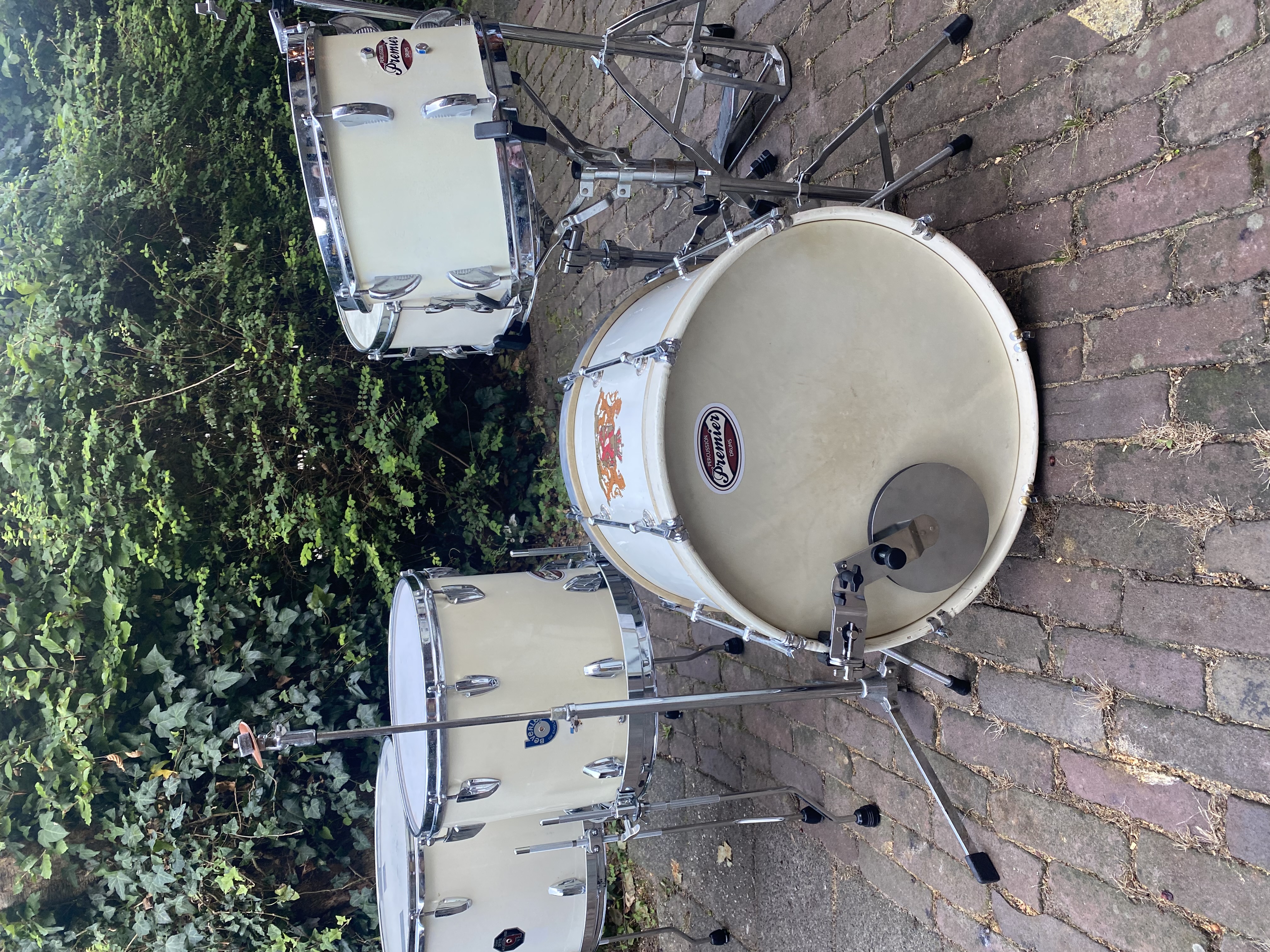 BEVERLEY-Premier vintage bopset crêmewit: 18-12-14f-16f en 14 Premier sn. ...695,-..en...BEVERLEY brass timbale set op stand 149,-