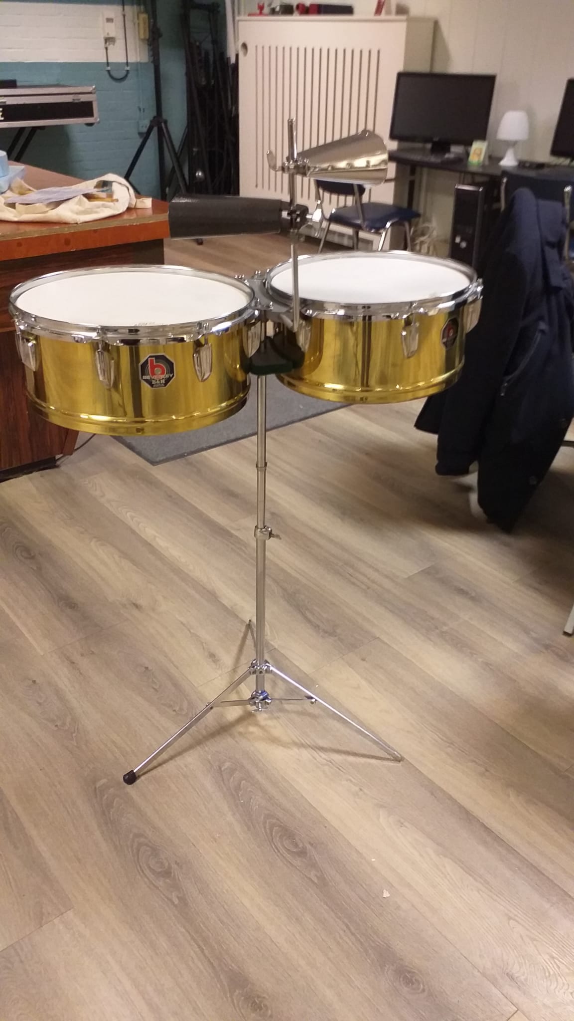 BEVERLEY-Premier vintage bopset crêmewit: 18-12-14f-16f en 14 Premier sn. ...695,-..en...BEVERLEY brass timbale set op stand 149,-