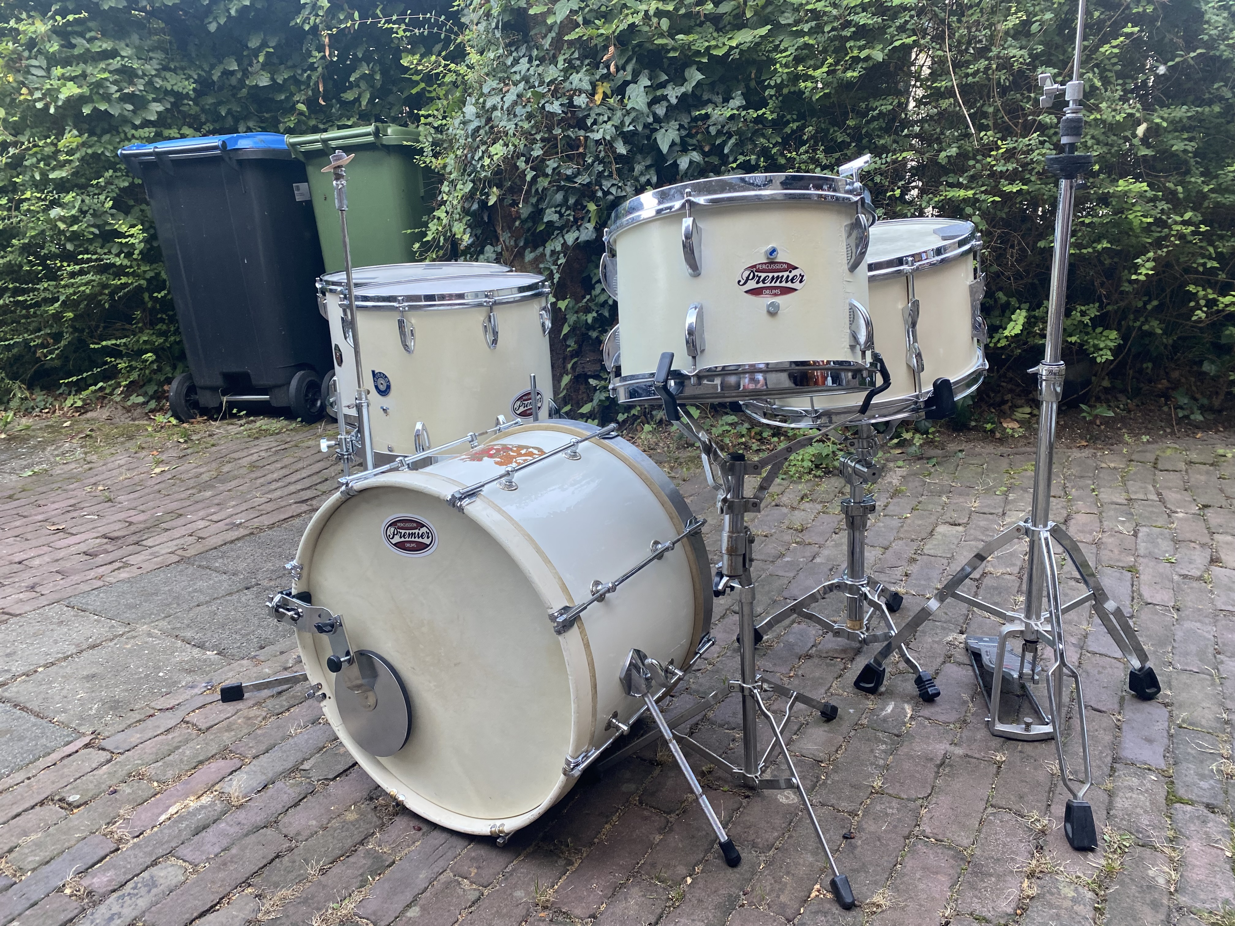 BEVERLEY-Premier vintage bopset crêmewit: 18-12-14f-16f en 14 Premier sn. ...695,-..en...BEVERLEY brass timbale set op stand 149,-