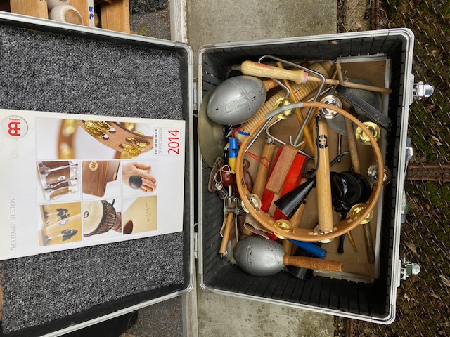 PERCUSSIE; MEINL conga's, Bongo's, Barchimes en kist vol small percussie
