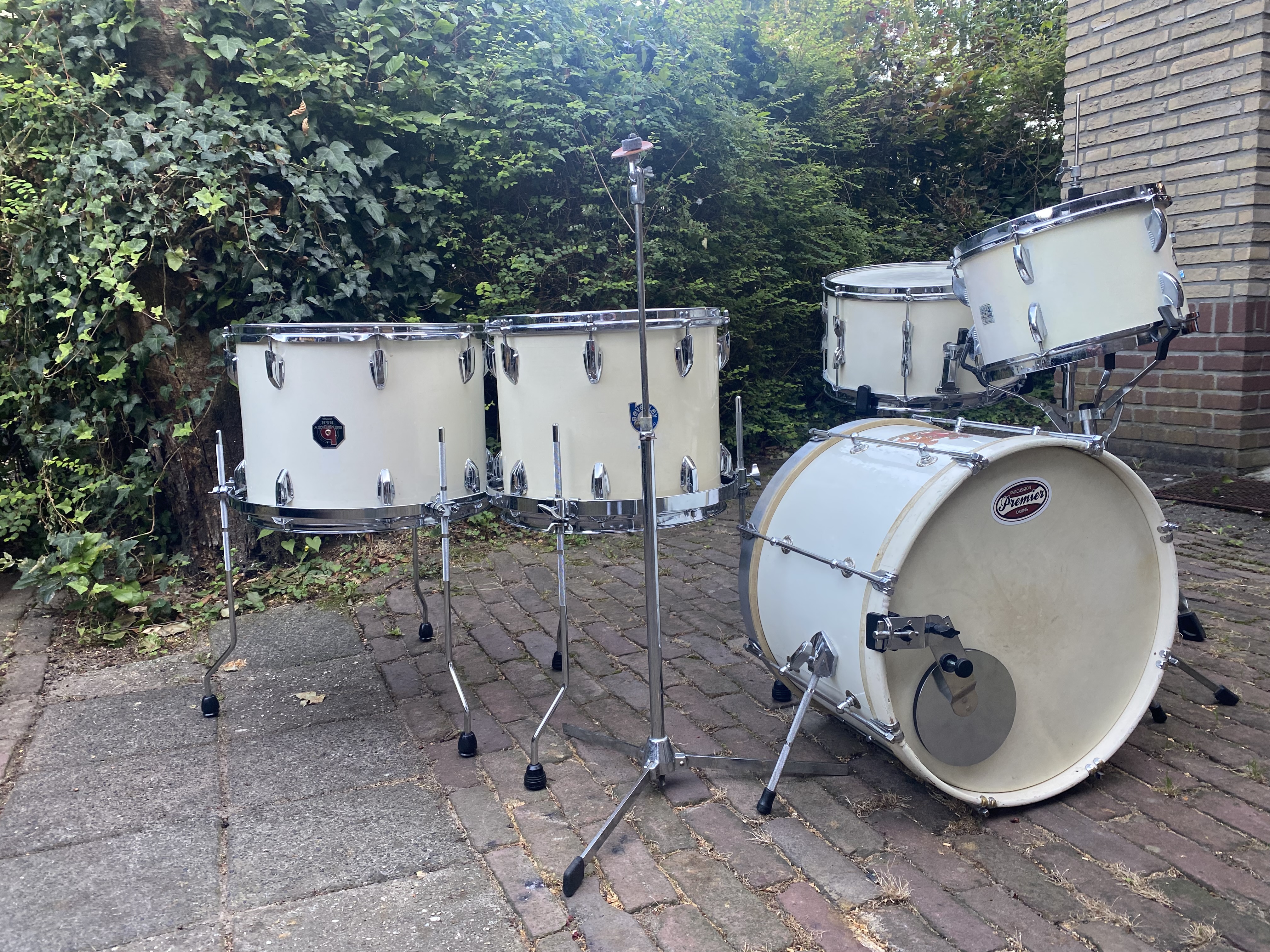 BEVERLEY-Premier vintage bopset crêmewit: 18-12-14f-16f en 14 Premier sn. ...695,-..en...BEVERLEY brass timbale set op stand 149,-