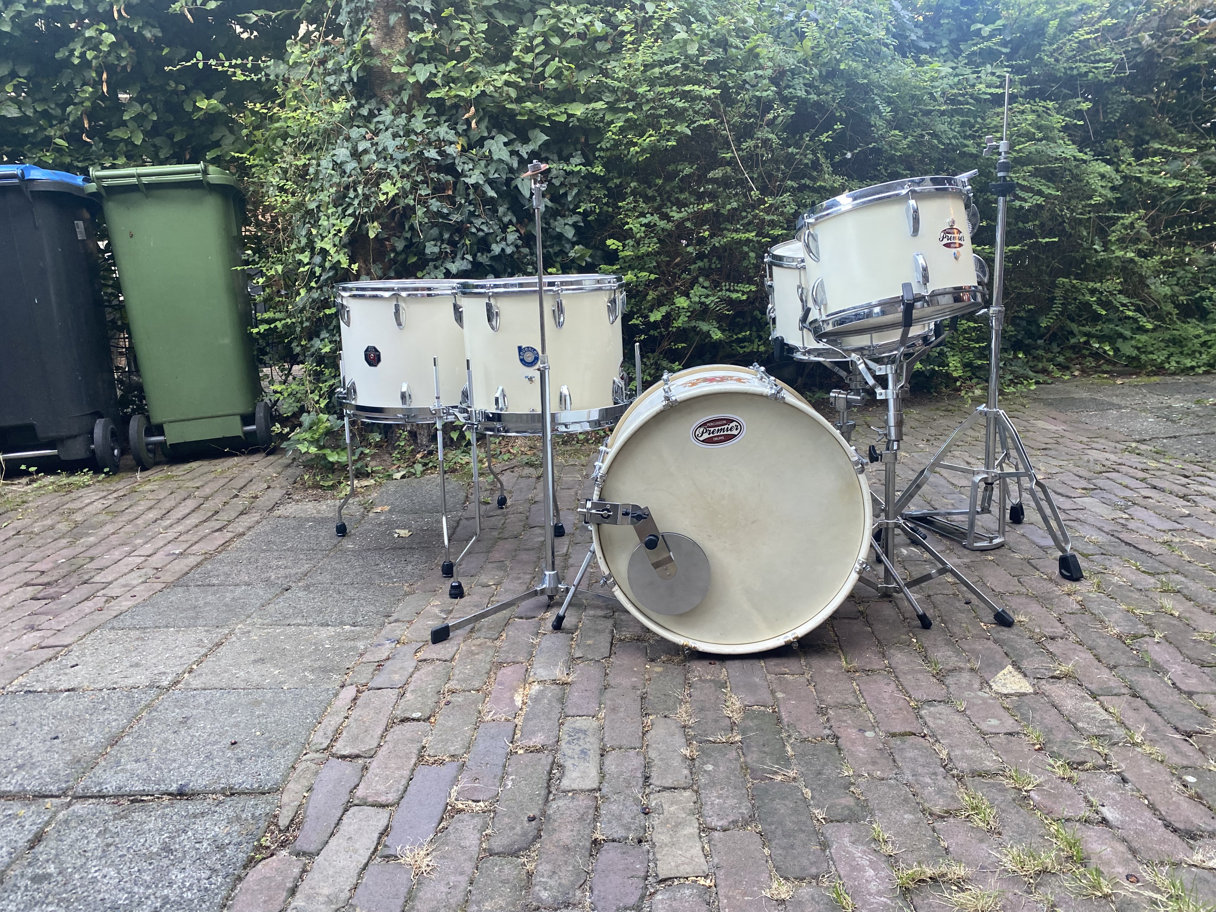 BEVERLEY-Premier vintage bopset crêmewit: 18-12-14f-16f en 14 Premier sn. ...695,-..en...BEVERLEY brass timbale set op stand 149,-