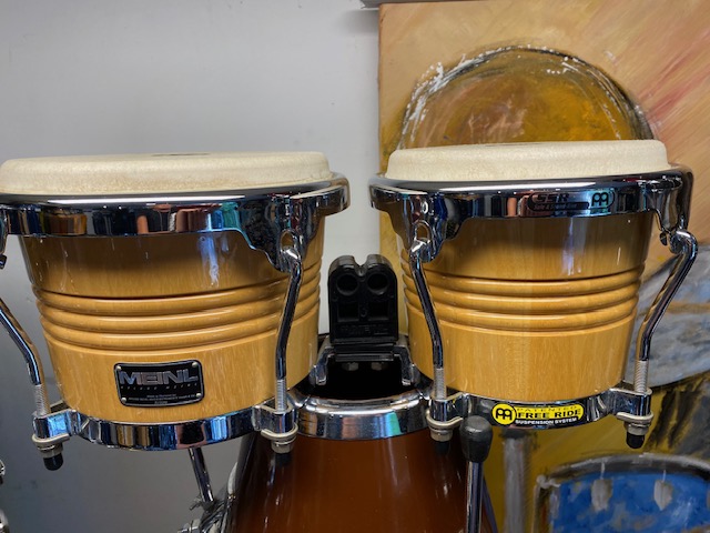 PERCUSSIE; MEINL conga's, Bongo's, Barchimes en kist vol small percussie