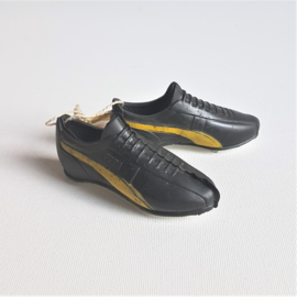 sportschoenen miniatuur damesvoetbal sv zaanstad autospiegel hanger 1960s