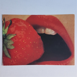 lippen met aardbei ansichtkaart postcard lips strawberry 1980s