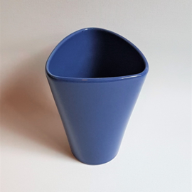 vaas blauw driehoek triangle shape blue vase 1980s