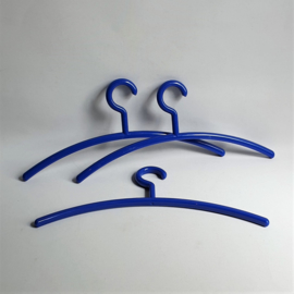 kapstokken blauw kledinghangers 3x blue coat hangers 1980s