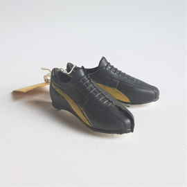 sportschoenen miniatuur damesvoetbal sv zaanstad autospiegel hanger 1960s