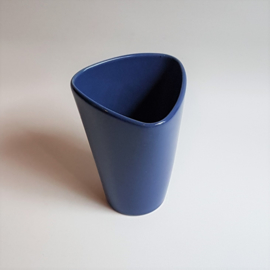 vaas blauw driehoek triangle shape blue vase 1980s