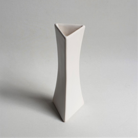 vaas hoekig wit triangle white post modern vase 1980s