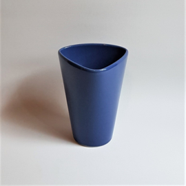 vaas blauw driehoek triangle shape blue vase 1980s