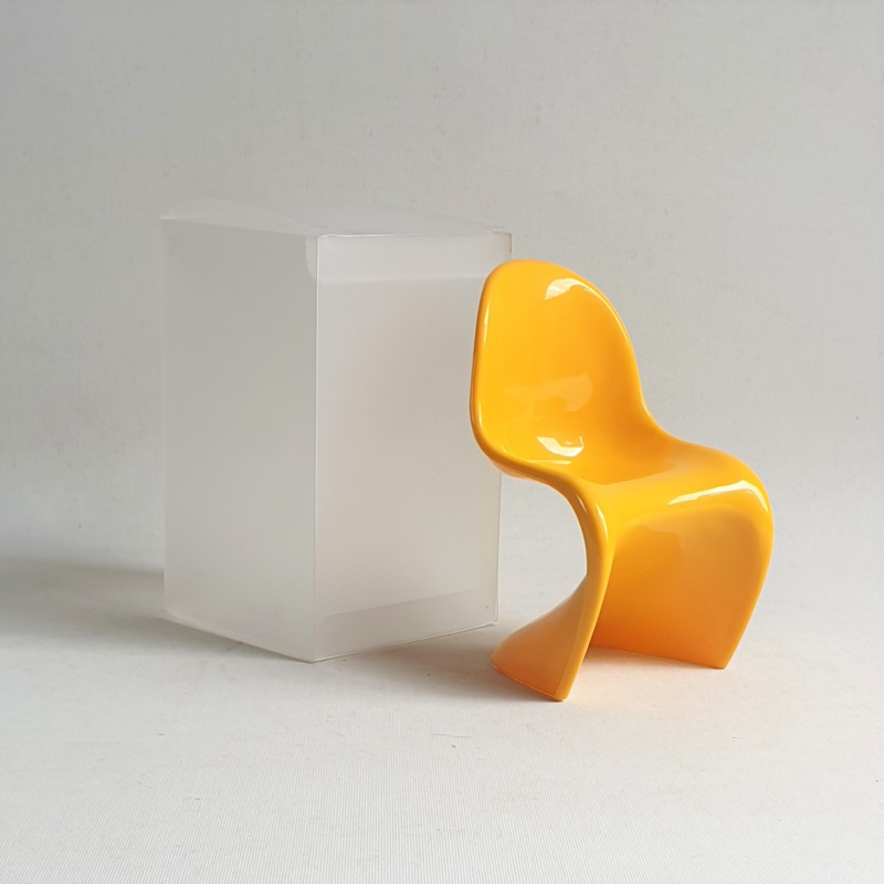 stoel miniatuur geel panton chair miniature yellow vitra design museum 1990s