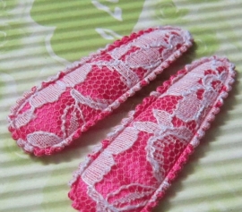 Felroze kniphoesje met kant (5cm)