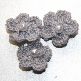 Grijs gehaakte bloemetjes met pareltje 1stuks