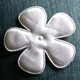 65mm wit satijn bloem