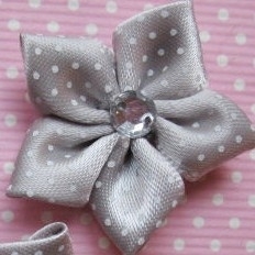 Grijs polkadot bloem met rhinestone