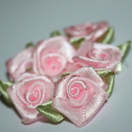 Roosje van satijn met blad roze