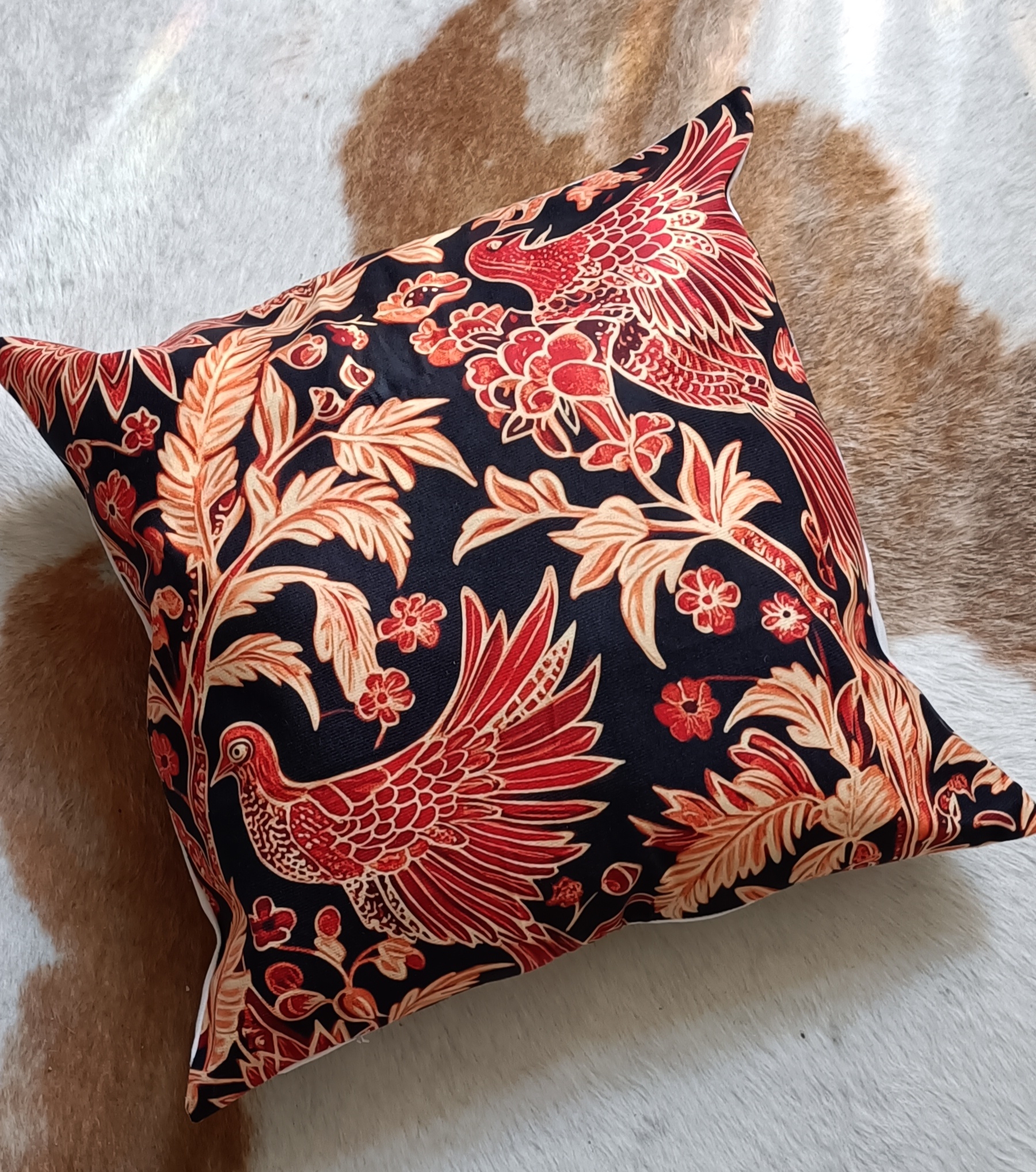 Bedrukte batik kussen 45x45cm, de achterkant is wit