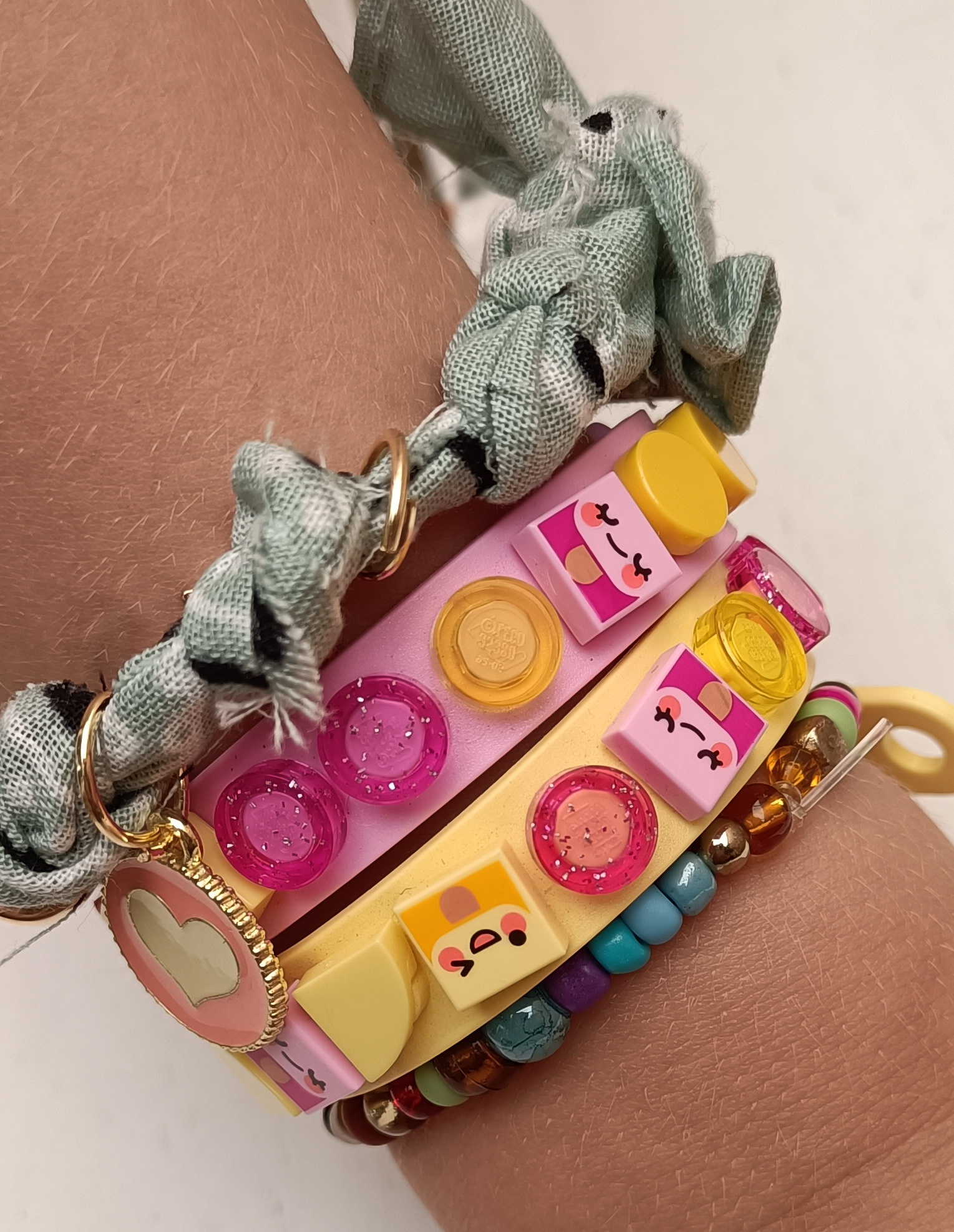 1252: Leyla...ARMBANDJES MAKEN, VEERTJE IN DE HAREN EN EEN GROEPSFOTO!!!