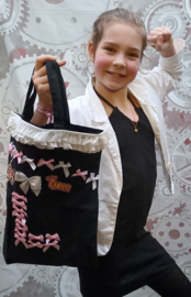 1244: Lieke en vriendinnen pimpen een gymtas