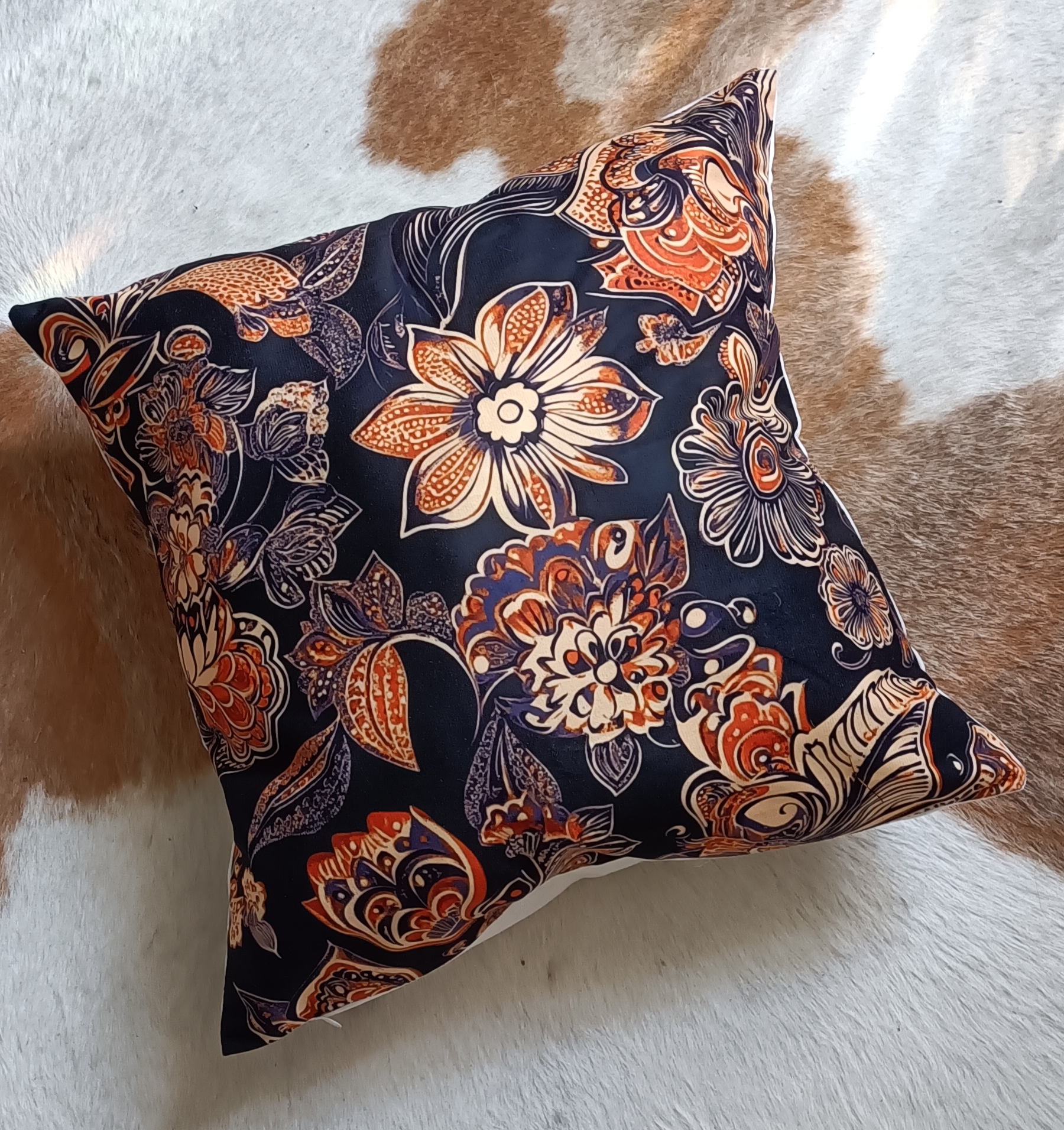 bedrukte Batik kussen 45x45cm, de achterkant is wit.