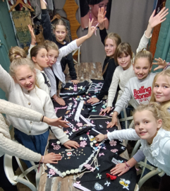 1244: Lieke en vriendinnen pimpen een gymtas