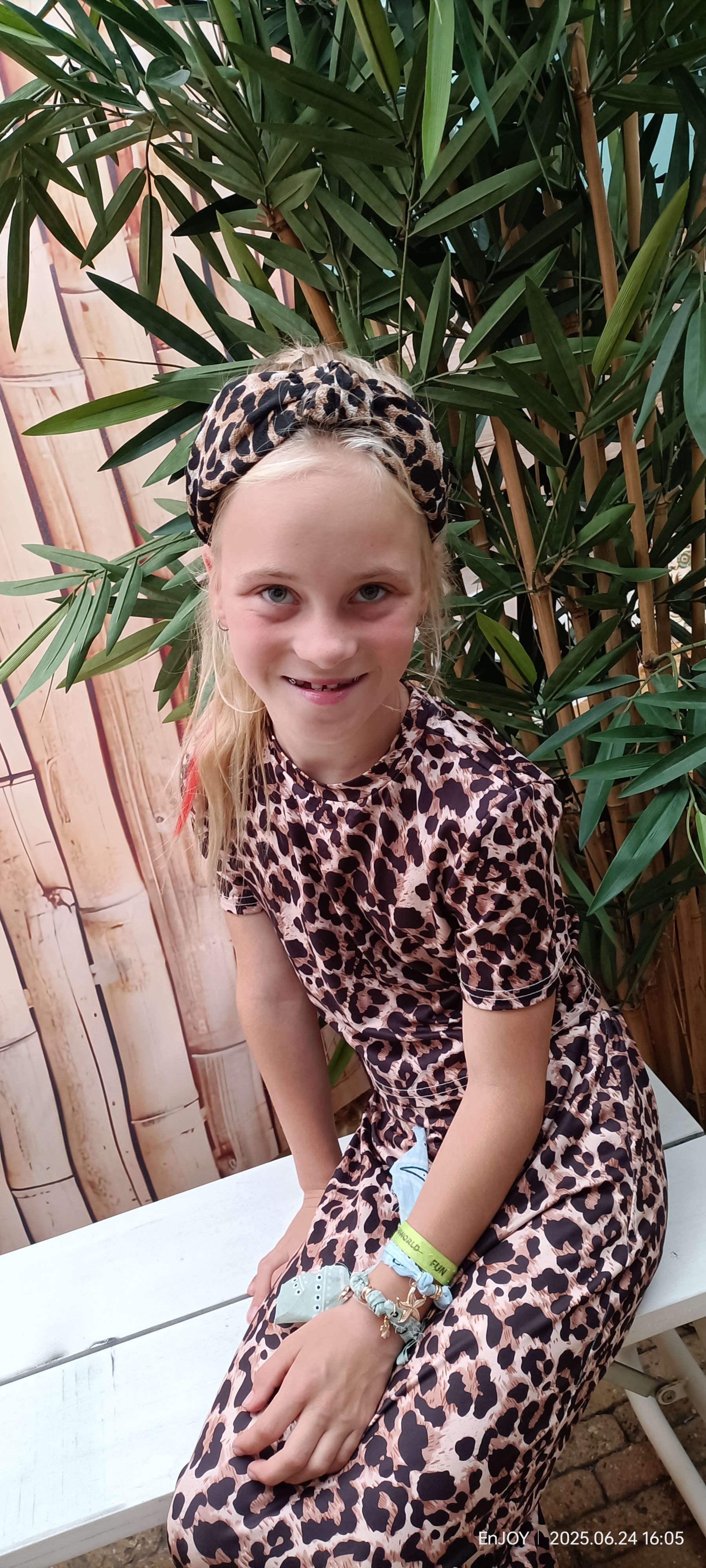 1251: Elin!!! High Tea en armbandjes van stof maken!