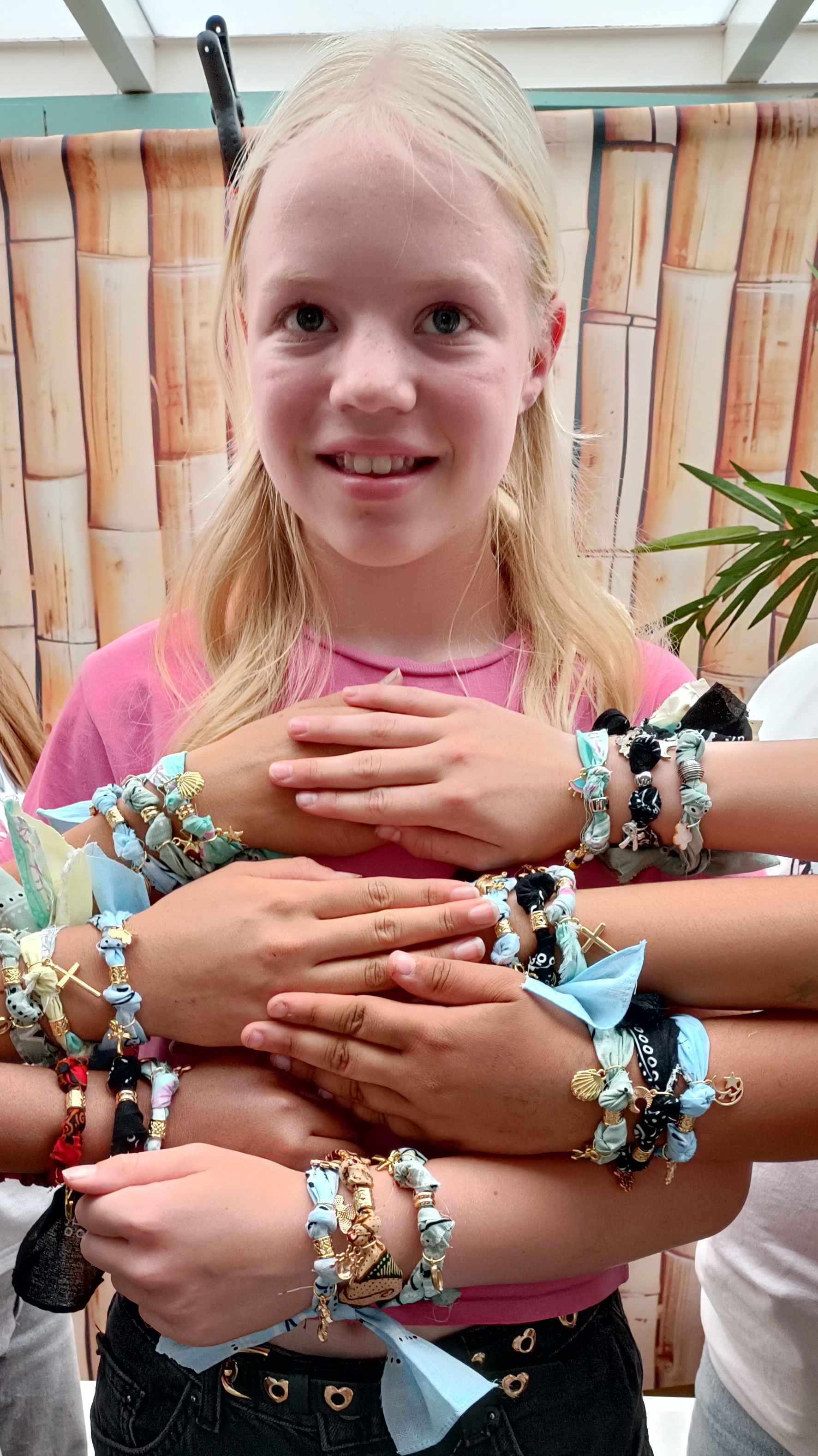 1253: Femke armbandjes van stof maken!!!
