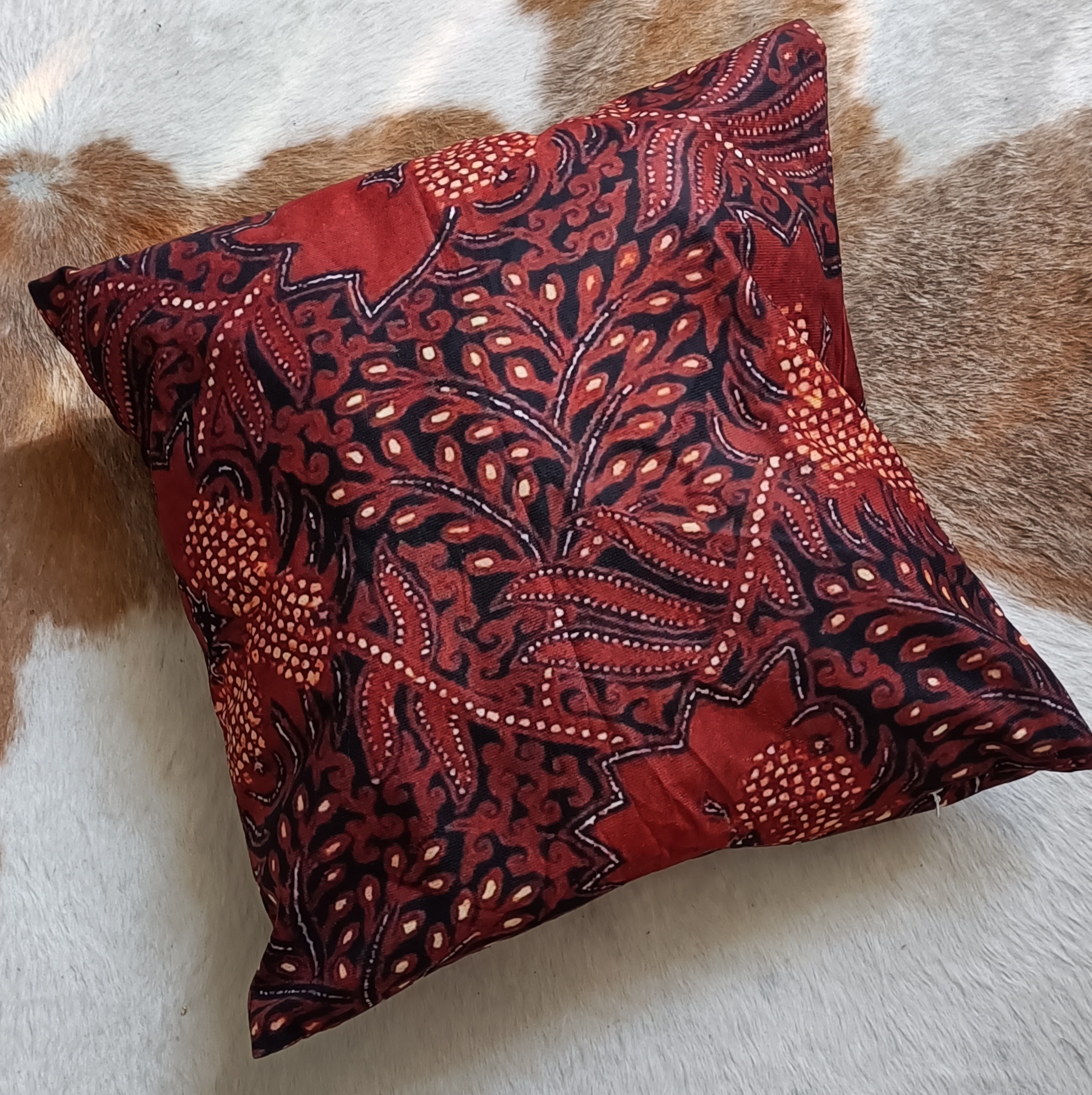 bedrukte Batik kussen 45x45cm, de achterkant is ook bedrukt