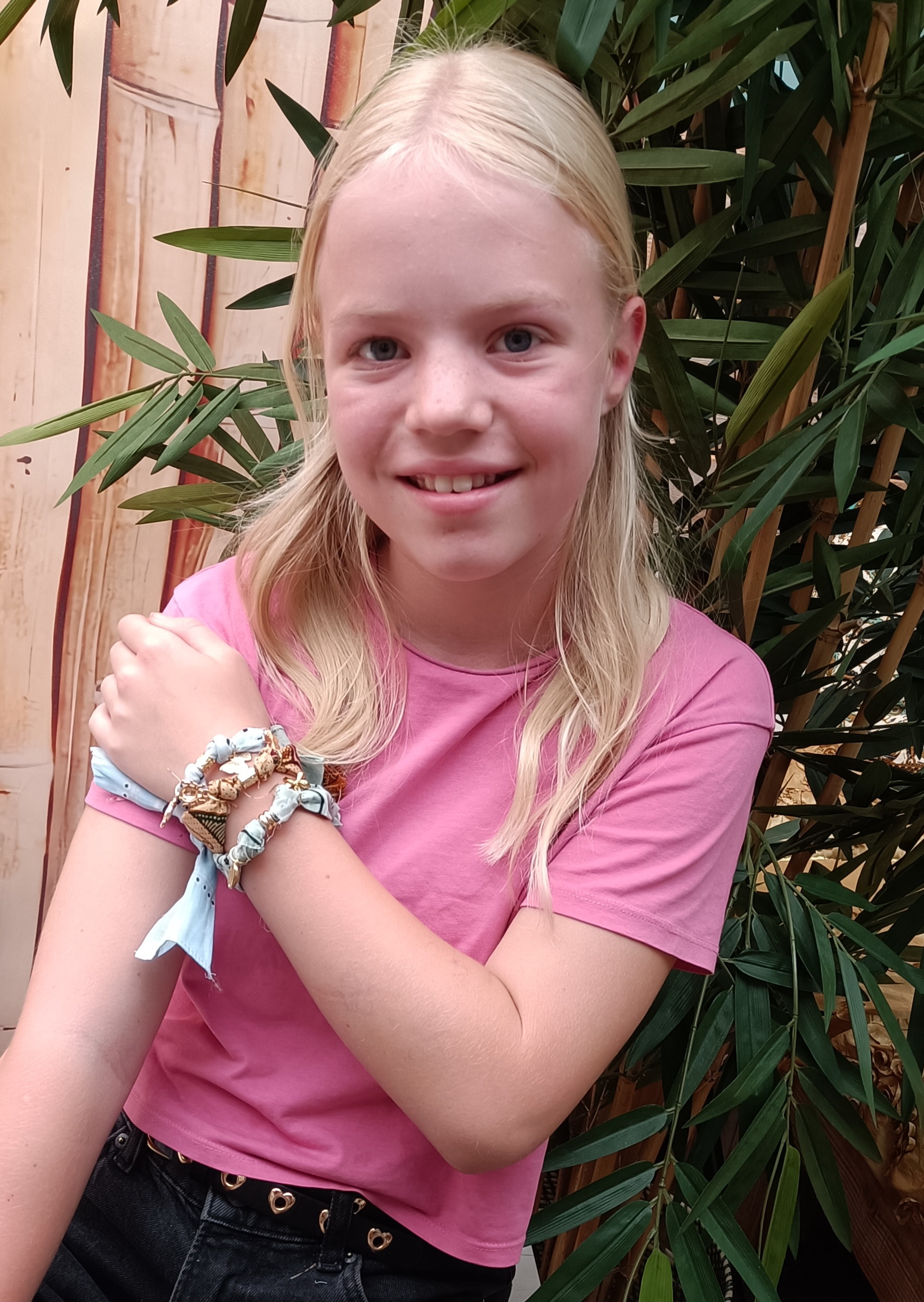 1253: Femke armbandjes van stof maken!!!