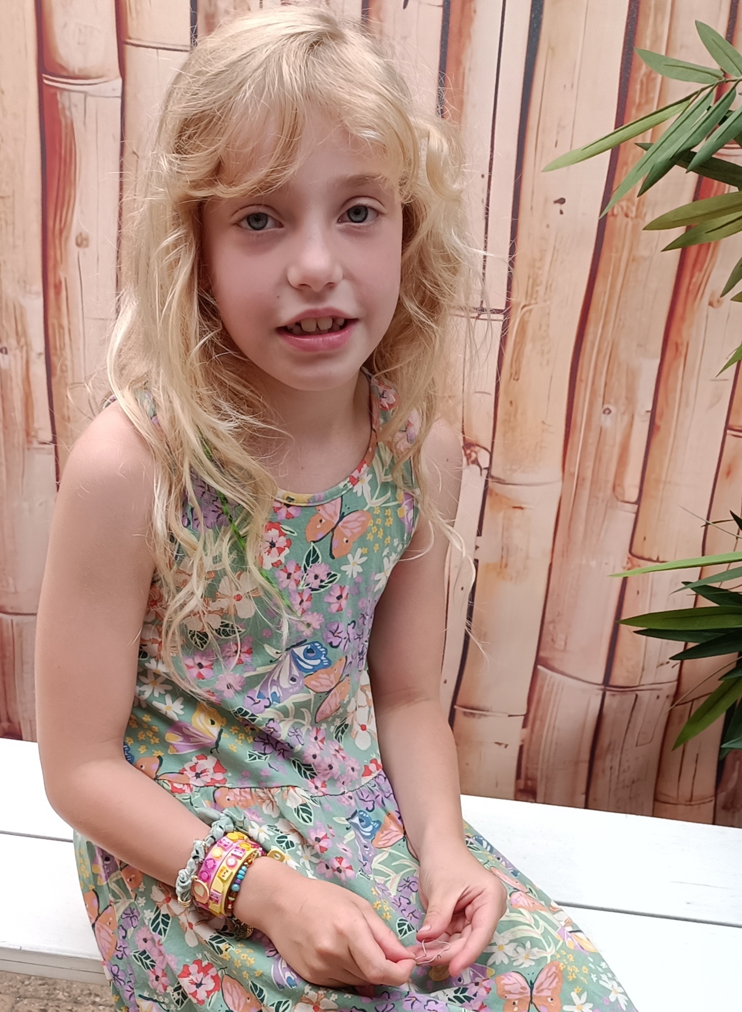 1252: Leyla...ARMBANDJES MAKEN, VEERTJE IN DE HAREN EN EEN GROEPSFOTO!!!