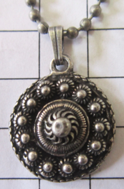 Zeeuwse knop plat 2cm doorsnede met bolletjesketting ZKH621