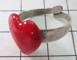 RIN406 Prachtige ring met rood hartje