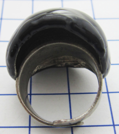 RIN D006 grote ring verzilverd met zwarte emaille, een maat