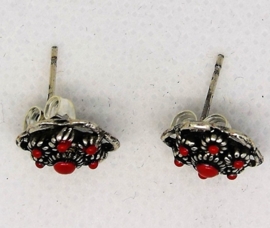 Zeeuwse knopjes oorstekers met rode emaille zwaar verzilverd  EAN 0087184815217  ZKO 714-R geplaatst