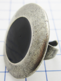 RIN D005 grote ovale ring verzilverd met binnenzijde zwarte emaille, een maat