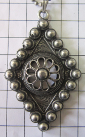 grote zeeuwse knop ruit met bolletjesketting ZKH604