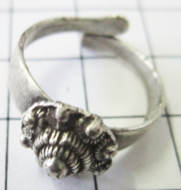 ZKR311 verstelbare ring Zeeuws knopje van 1 cm doorsnede, zwaar verzilverd