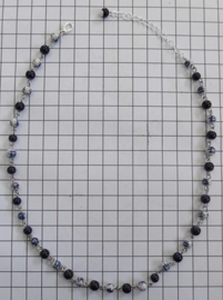 COL 028  collier met fijne handgeschilderde delftsblauwe molenkraaltjes, 6 mm doorsnede per kraaltje