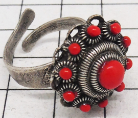 Zeeuwse knop ring bolletjesrand en rode emaille ZKR304-R doorsnede ong. 2 cm, verstelbaar, een maat
