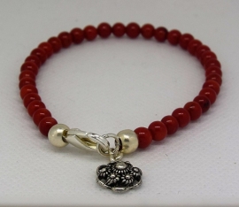 Armband van natuurlijk koraal rood met Zeeuws knopje zwaar verzilverd ean 8718481420317   ZKA 510