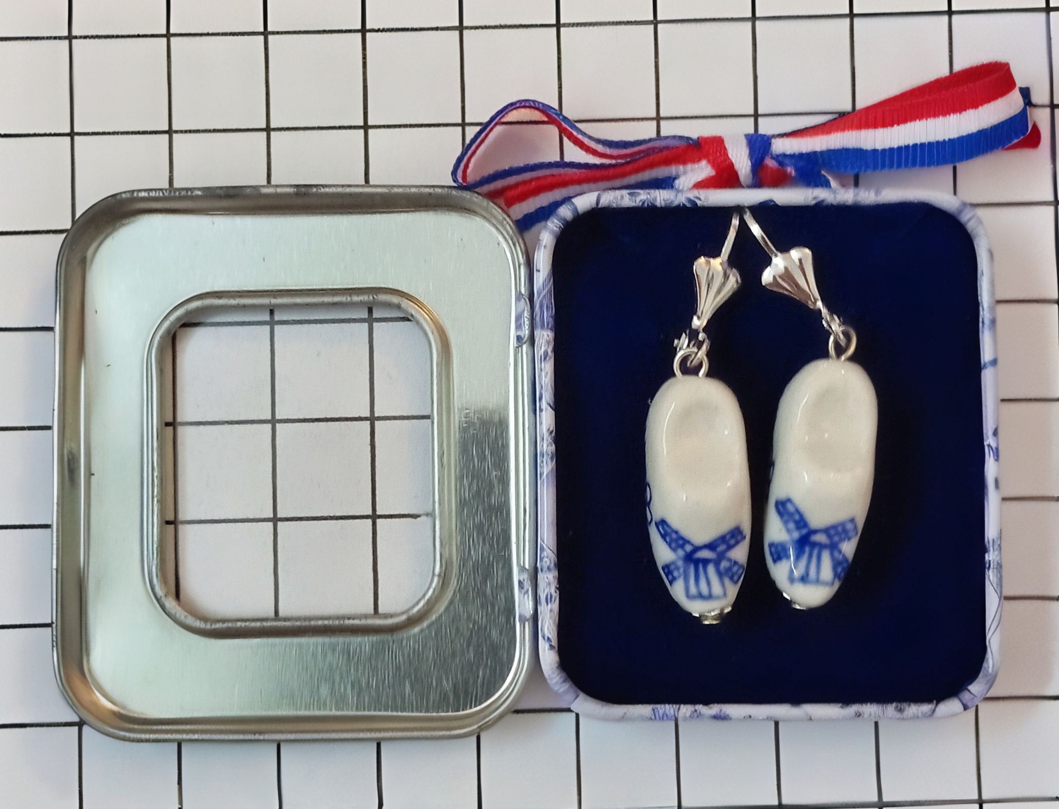 OOR 122 Oorbellen delftsblauw handbeschilderd klompje in delftsblauw blikje