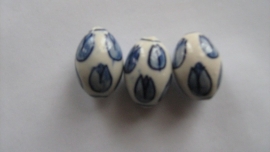 3 delftsblauwe handgeschilderde ovale porceleinen kralenmet tulpen.