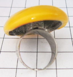 RIN411 Ovale ring verzilverd met knal gele emaille, een maat verstelbaar, past altijd