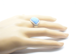 RIN D002 blauwe ring, verzilverd met blauwe emaille, een maat