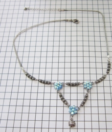 Zeeuwse knopjescollier met blauwe echte swarovski steentjes ZKC707